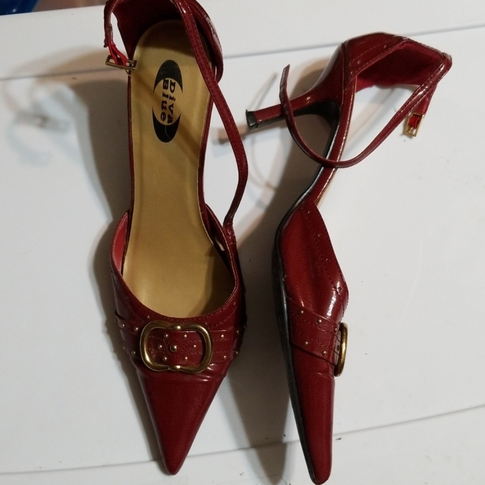 Diva Diva Red Ankle Strap Med Heel Pointy Toe 9 M